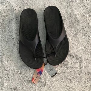 NWT  Hurley Men’s Black Flip Flops  SZ 13